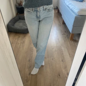 Ljusblå low waist jeans från Perfect Jeans - Säljer ett par ljusblå low waist jeans från Perfect Jeans. De har en klassisk femficksdesign och en rak passform. Perfekta för en avslappnad stil. 