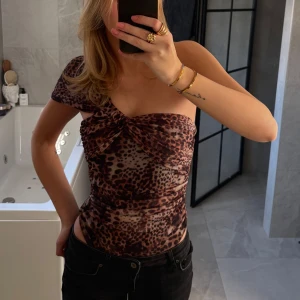 Leopardmönstrad body från Zara - Så snygg body med leopardmönster som går att ha på olika sätt❣️storlek M men passar xs-s mer 