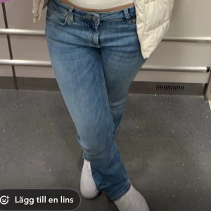Blå lågmidjade jeans från Zara - Snygga blå lågmidjade jeans från Zara med en klassisk design. De har en bootcut passform och är tillverkade i denim. Perfekta för en avslappnad stil. Använd ungefär 3-4 gånger.