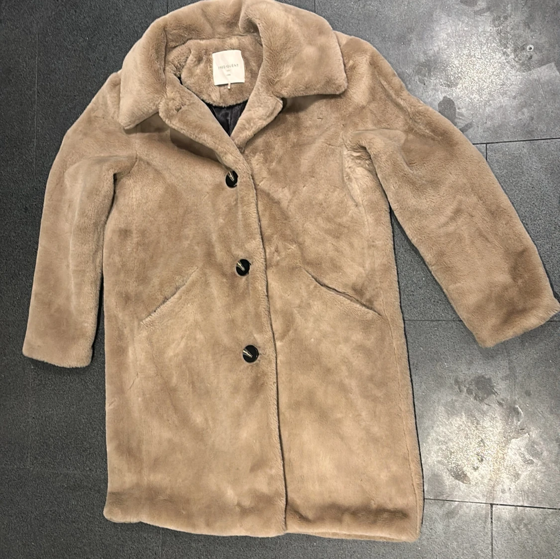 Beige teddyjacka / fuskpäls från FREE/QUENT - 90