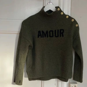 Olivgrön tröja från Zadig & Voltaire - Köpte på Plick men var dessvärre lite för liten för mig. Den har inga tecken på slitage, är i storlek xs/s😊