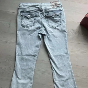 True religion jeans  - Ljusblå jeans från true religion I modellen Becca,har sprättat upp dom längst ner vid benen så de passar i längden annars är det i jätte fint skick💗,pris kan diskuteras