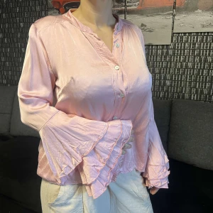 Blusar - 2 samma blusar med olika färger. 200 kr st