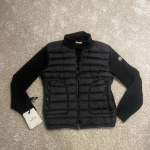 Moncler cardigan  - Säljer nu min otroligt feta moncler cardigan,  Den är i bra skick förutom lite lim på en lapp i jackan som jag spillde i träslöjden. Inget man tänker på !storleken är L men sitter bäst på M,  MVH 101