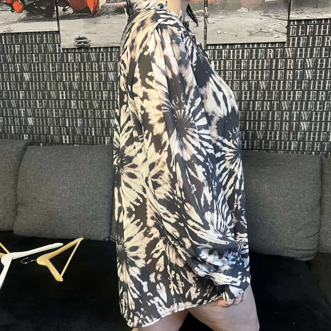 Svart och beige mönstrad klänning - 90