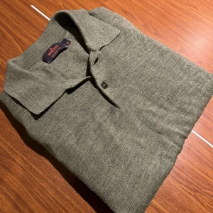 Morris Rugby Tröja XS - Tja, säljer nu en Morris rugby tröja storlek XS, använd fåtal gånger, tröjan är grön inte grå som de kan se ut på bilderna,100% merino ull,  tveka inte på att höra av dig, priset är ej hugget i sten// mvh