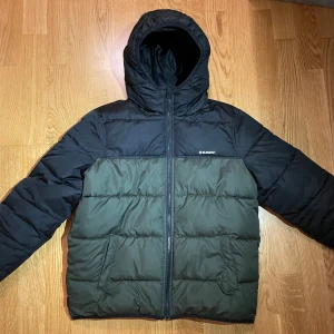 Element Original Puffa - Element Original J Puffa i bra skick. Få till inga tecken på användning bortsett från en reva i innersömmen (se bild). Storlek L/14 men bör passa likt XS (lite kort för mig som bär strlk S)    Nypris är runt 1400kr