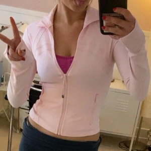 BYTE!Lululemon define strawberrymilkshake cropped🍓  - Så snygg ,  nästan oanvänd och slutsåld Lululemon jacka i storlek 2, vill byta mot samma fast längre, kan sälja , men kom med bra bud då den är slutsåld ❤️
