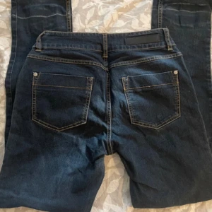 Blå jeans från Vila - Snygga blå jeans från Vila med klassisk. Raka i modellen. W: 28 L:32💗