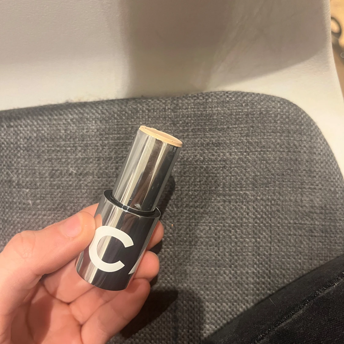 CAIA, Silverfärgad concealerstick - 90