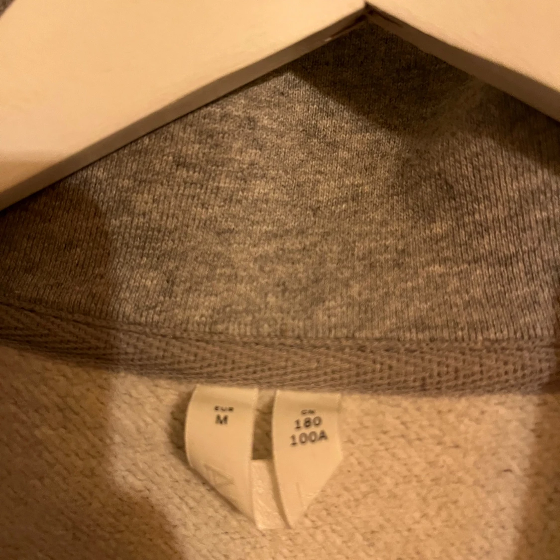 Grå tröja med dragkedja - 91