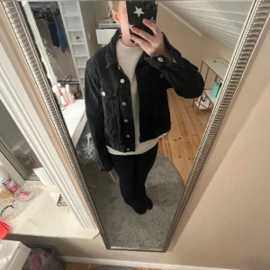 Jeansjacka/kurtka dzinsowa - Snygg svart jeansjacka med knappar framtill och klassisk krage. Perfekt för en casual look och lätt att matcha med olika outfits.