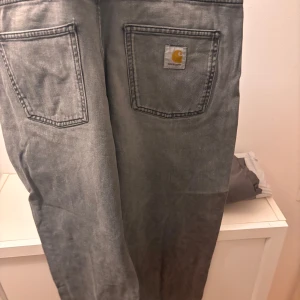 Carhart jeans - Carhart jeans. Sitter lite löst o baggy. Använda lite