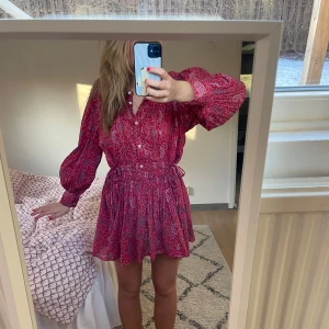 Isabel marant klänning - Världens sötaste klänning från isabel marant! Perfekt året runt😍❤️går att dra åt i midjan