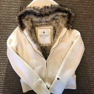 Abercrombie & Fitch pälströja - Säljer min jätte fina krämvita tröja/jacka från Abercrombie & Fitch med päls. Super varm och fluffig på insidan och är i fint skick🥰 skriv vid frågor❤️ 