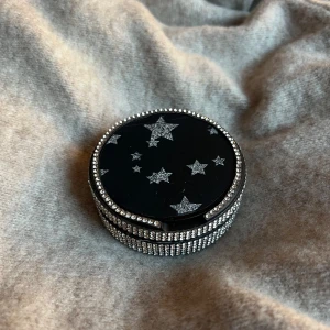 Svart förvaringsdosa med valfri design - Silver stjärnor dosan✨Perfekt för att förvara småsaker eller som en dekorativ detalj. 
