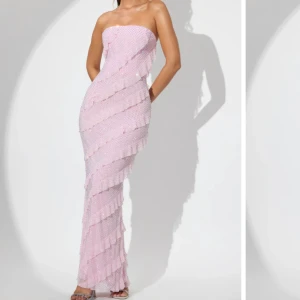 Rosa axelbandslös långklänning från OhPolly - Elegant rosa axelbandslös långklänning med glittrande paljetter. Klänningen är endast använd en gång. Köpt från OhPolly. Storlek 10 vilket motvarar en 38.