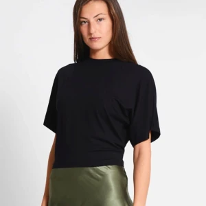 Svart t-shirt från lager - Snygg svart t-shirt från lager 157 med normal passform och korta ärmar. Helt ny aldrig använd💗