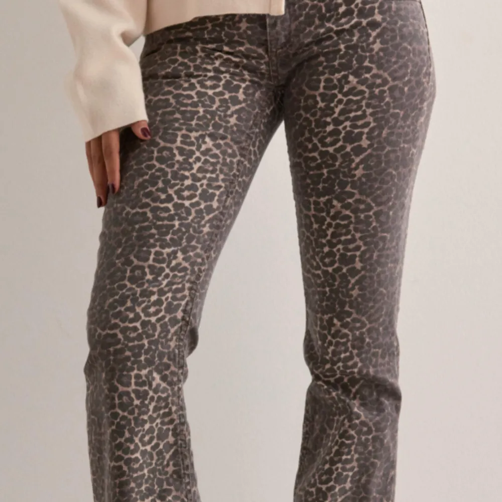 Snygga leopardmönstrade jeans med en tight passform. De har en klassisk femficksdesign och är tillverkade i ett stretchigt material för extra komfort. Använda 1 gång. Köpte för 699!. Farkut & Housut.