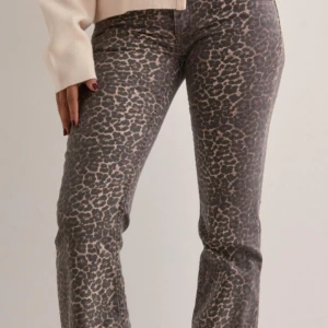 Leopardmönstrade jeans från Nelly - Snygga leopardmönstrade jeans med en tight passform. De har en klassisk femficksdesign och är tillverkade i ett stretchigt material för extra komfort. Använda 1 gång. Köpte för 699!
