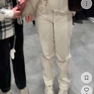 Vita jeansbyxor - Snygga vita jeansbyxor med hög midja och straight passform. Perfekta för en stilren look.