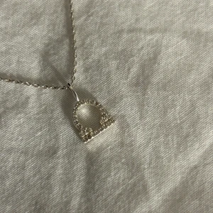Silverhalsband med hängsmycke - Elegant silverhalsband med ett unikt hängsmycke i form av stjärntecknet vågen. Kedjan är tunn och smidig, vilket ger ett stilrent intryck. Perfekt för att lägga till en subtil glans till din outfit. Halsbandet kan symbolisera någon du tycker om eller står dig nära❤️en liten sten saknas men inget som märk när de används! Äkta silver!