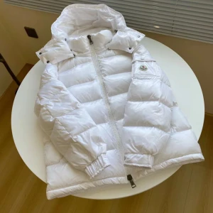 Moncler Maya - Moncler maya jacka. Taggar ingår och NFC scan finns. Finns även fler färger och storlekar! DM för mer info. 