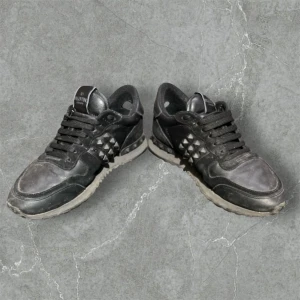 Valentino rockrunner - Valentino rockrunners | skicka 7/10 | färg: svart | storlek 40 passar 41 | endast skor | nypris 8000 mitt pris: 2500 | obs nitar fattas