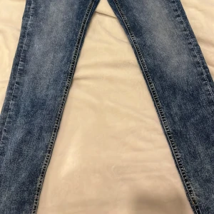 Blå jeans från Guess - Snygga blå jeans från Guess. Perfekta för en avslappnad stil. Köptes för ungefär 650kr och har inte använts mer än ungefär 3 gånger