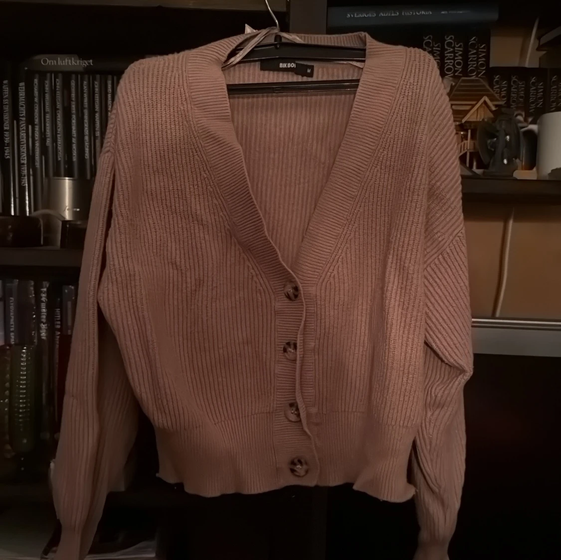 Beige ribbad kofta från BikBok