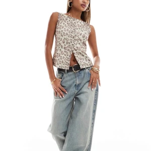 Leopardmönstrad topp från ASOS  - Snygg  topp från ASOS I leopardmönster. Helt oanvänd!