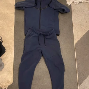 Nike tech fleece set - Säljer ett Nike tech sett eftersom det inte kommer till användning längre. Kom dm för fler frågor. Storlek M