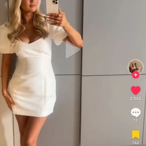 Studentklänning zalando - Säljer denna eftertraktade klänning som är köpt på zalando, helt ny med prislapp kvar och helt slutsåld på hemsidan, köpt för 1000kr säljer för samma pris 🥰 säljer pga av att jag hittat en annan studentklänning