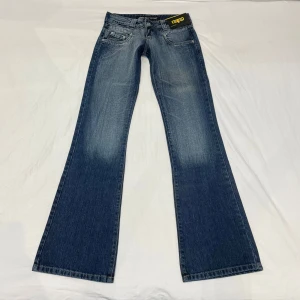 Lågmidjade flared jeans🤩 - Kan INTE ta bild med dem på pga försmå ❤️ Midja 36 cm rakt över, gren 17,5 och innerben 88 cm. Märkta som W27 men mer W24. Nya med lappar kvar! 