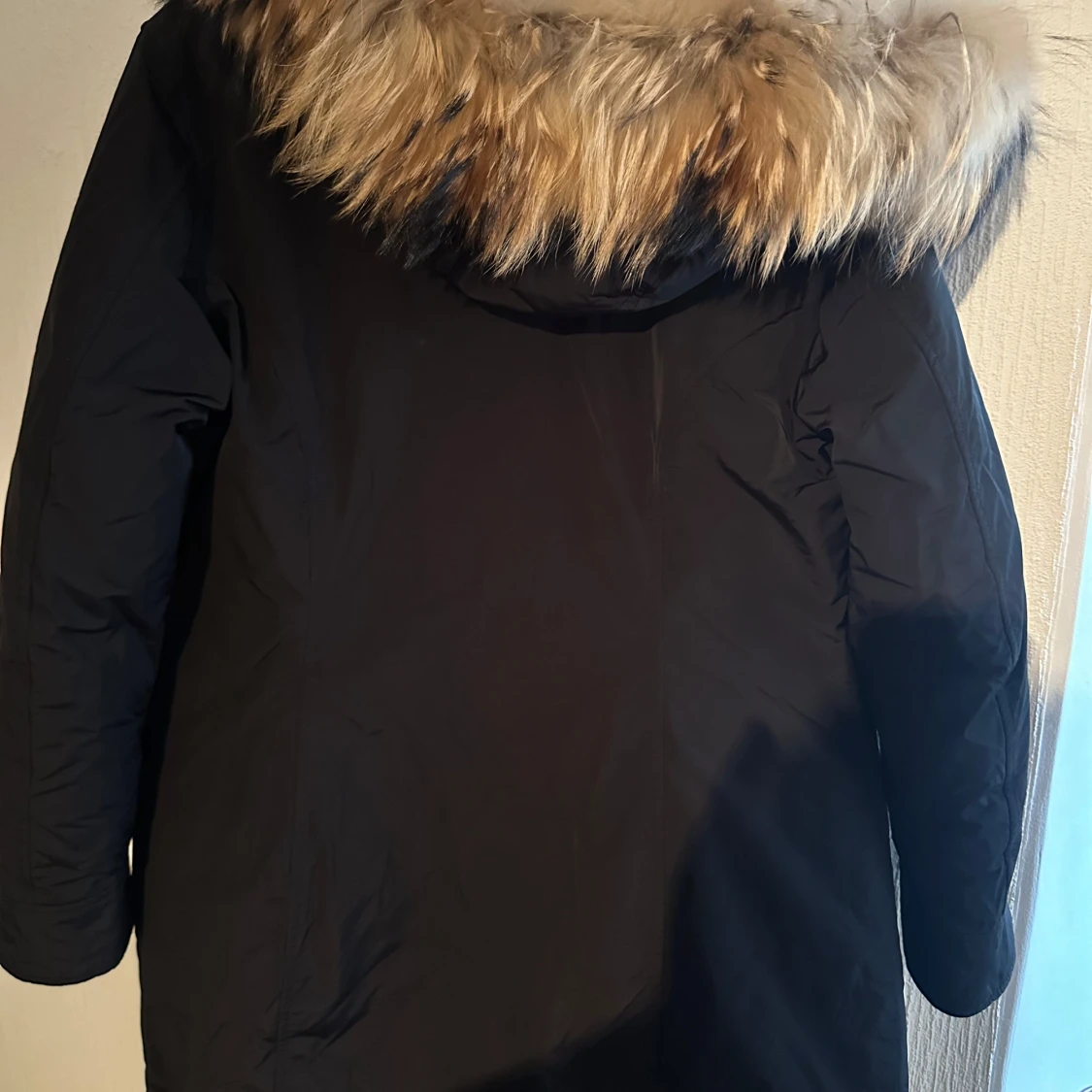 Svart parkajacka med pälsdetalj - 90