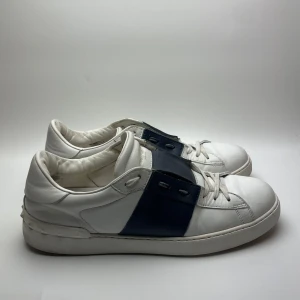 Valentino Open - Hej! Säljer nu dessa sjukt snygga valentino open. Skorna är toppskick! Hör gärna av dig vid frågor 