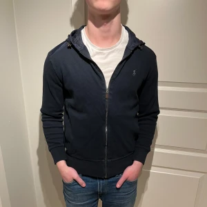 Ralph Lauren Cardigan - Säljer denna riktigt sköna Raffe cardigan! skön att ha under jackan eller bara som ett lite varmare plagg! | Fint skick nått litet tecken på användning men inga hål eller fläckar! | Storlek S kan nog passa XS också sitter något litet på mig som är 179cm! | Ställ gärna frågor innan du köper!