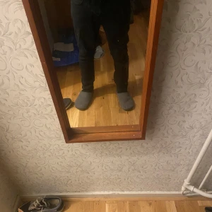 Svarta  nudie jeansbyxor - Snygga svarta nudie  jeansbyxor med en klassisk femficksdesign. De har en normal passform och midwaist. Perfekta för en stilren look.