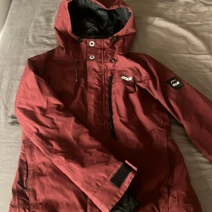 Vinröd Dope jacka - Snygg vinröd jacka från Dope med dragkedja och huva. Stilren design och praktiska fickor. Säljes då den tyvärr inte kommer till användning längre! Nypris 2100kr, kan gå ner i pris vid snabb affär!💕❄️☃️