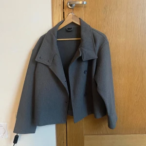 Grå kappa från Gina Tricot! - Jättefin och skön grå kappa med knappar och hög krage!💓