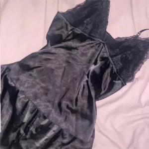Satin pyjamas - Oanvänd satinpyjamas med spets detaljer!