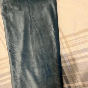 Sammetgardin - Två superfina sammetgardiner i blå grå färg. Nytt skick.  Längd : 210 cm, bredd : 150 cm. 