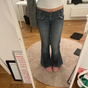 Blå bootcut jeans - Super snygga lågmidjade Lee jeans som jag har sytt om. Så fina till vad som helst 💕💕💕 fråga om mer bilder och mått om det behövs! (Pris går att diskuteras 🫶🏼)