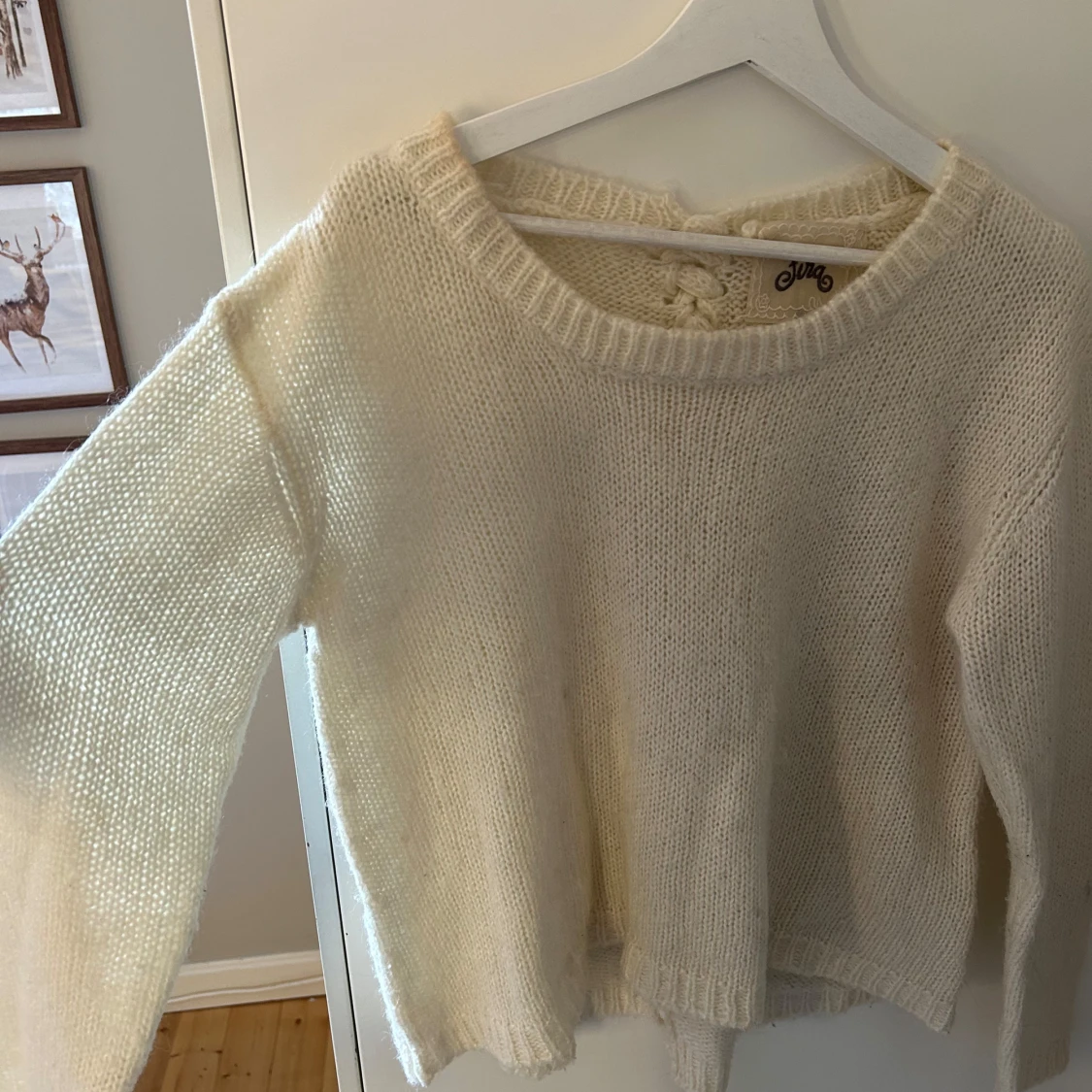 Stickad tröja med fläta i ryggen - 90