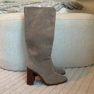 Beigea mockastövlar - Drömmiga beigea stövlar från Mango i äkta mocka och skinn som är slutsålda, storlek 37 och klackhöjd 10 cm. Säljer bara för att klacken är lite för hög för mig och har därför inte använt dem så mycket, finns lite tecken på användning (se andra bilden) 💘