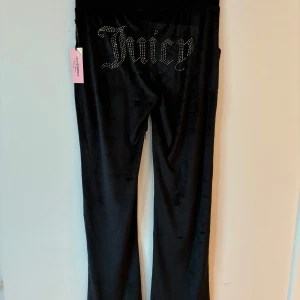 Svarta byxor från Juicy Couture🖤 - Supermjuka byxor från Juicy Couture i svart plysch och ikoniska loggan i rhinestones bak. Två fickor fram. Helt nya med tag!