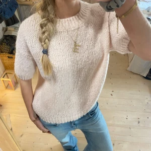 Ljusrosa stickad tröja - Mysig ljusrosa stickad tröja med korta ärmar. Super fin verkligen!! Tryck gärna på köp nu💕💕