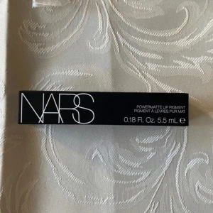 NARS Powermatte Lip Pigment Under My Thumb 5.5ml - Helt ny oanvänd med prsilapp. NARS Powermatte Lip Pigment i nyansen 'Under My Thumb'. 