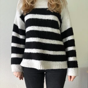 Randig stickad tröja i svart och vit - Mysig stickad tröja med svarta och vita ränder. 