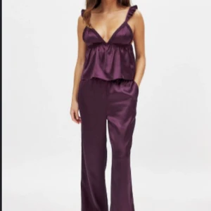 Lila satinpyjamas - Elegant lila linne i satin med djup v-ringning och breda axelband. Aldrig använd bara testad då den inte passa mig. Man får med både underdelen och överdelen!
